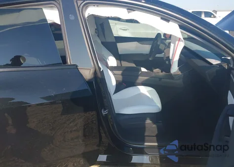 2026 Tesla Model Y Long Range Dual Motor All-Wheel Drive z USA, uszkodzony, nr VIN 7SAYGDED2TA446609